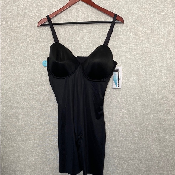 NWT Assets by Spanx Strapless Black Shapewear Bodysuit - Picture 1 of 10